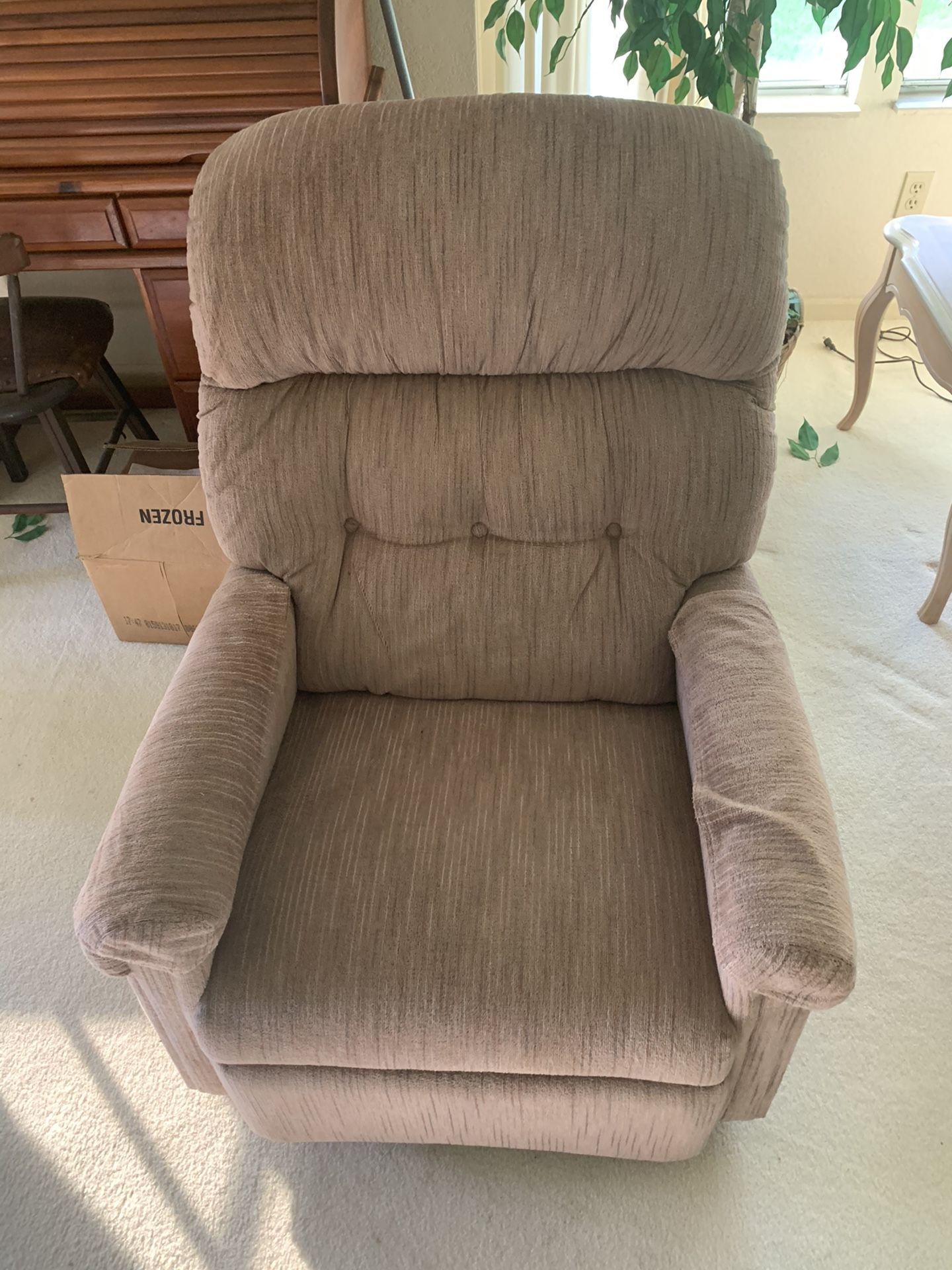 2 Matching Lazy Boy Recliners , 2 matching swivel Rockers for Sale in