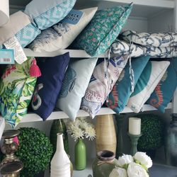 Pillows, Decor, ( Over 200 See All Pic & Dis) Yes Available 