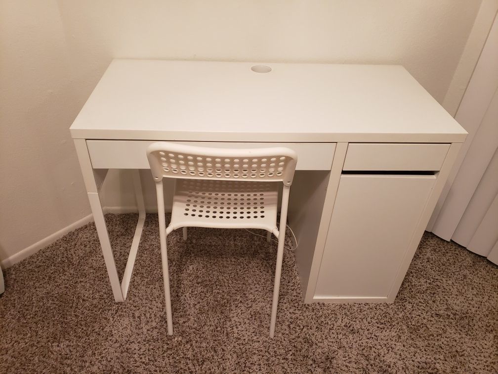 Small White Desk/Chair