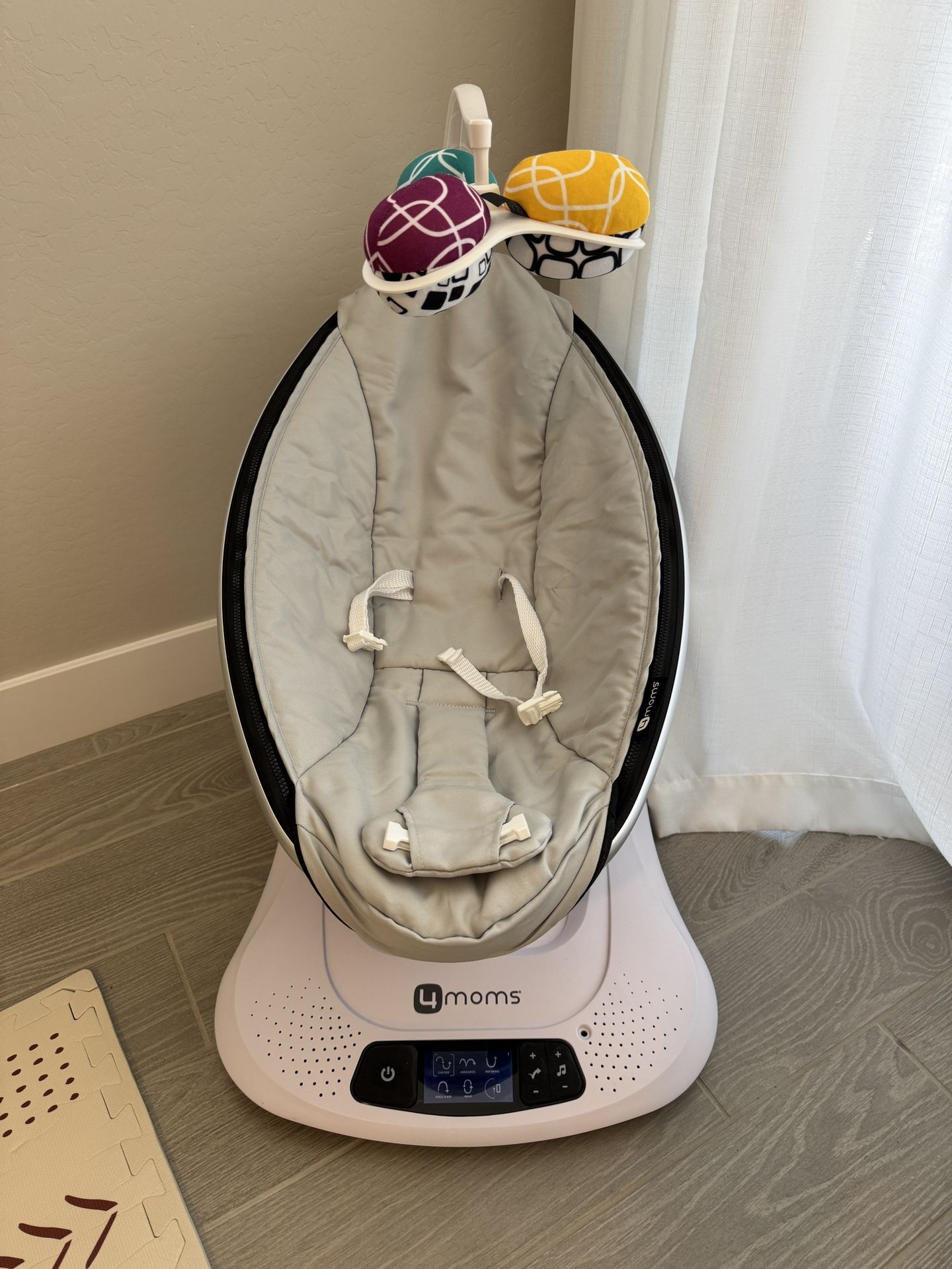 4moms MamaRoo Multi-Motion Baby Swing with Infant Insert