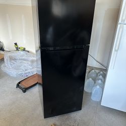 Black Vissani Refrigerator/Freezer 10cu. Ft