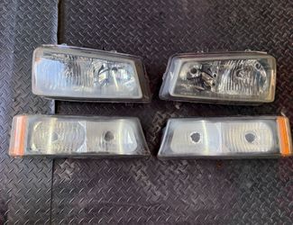 Used 2003 to 2006 Chevy Silverado OEM headlights luces de enfrente micas farros