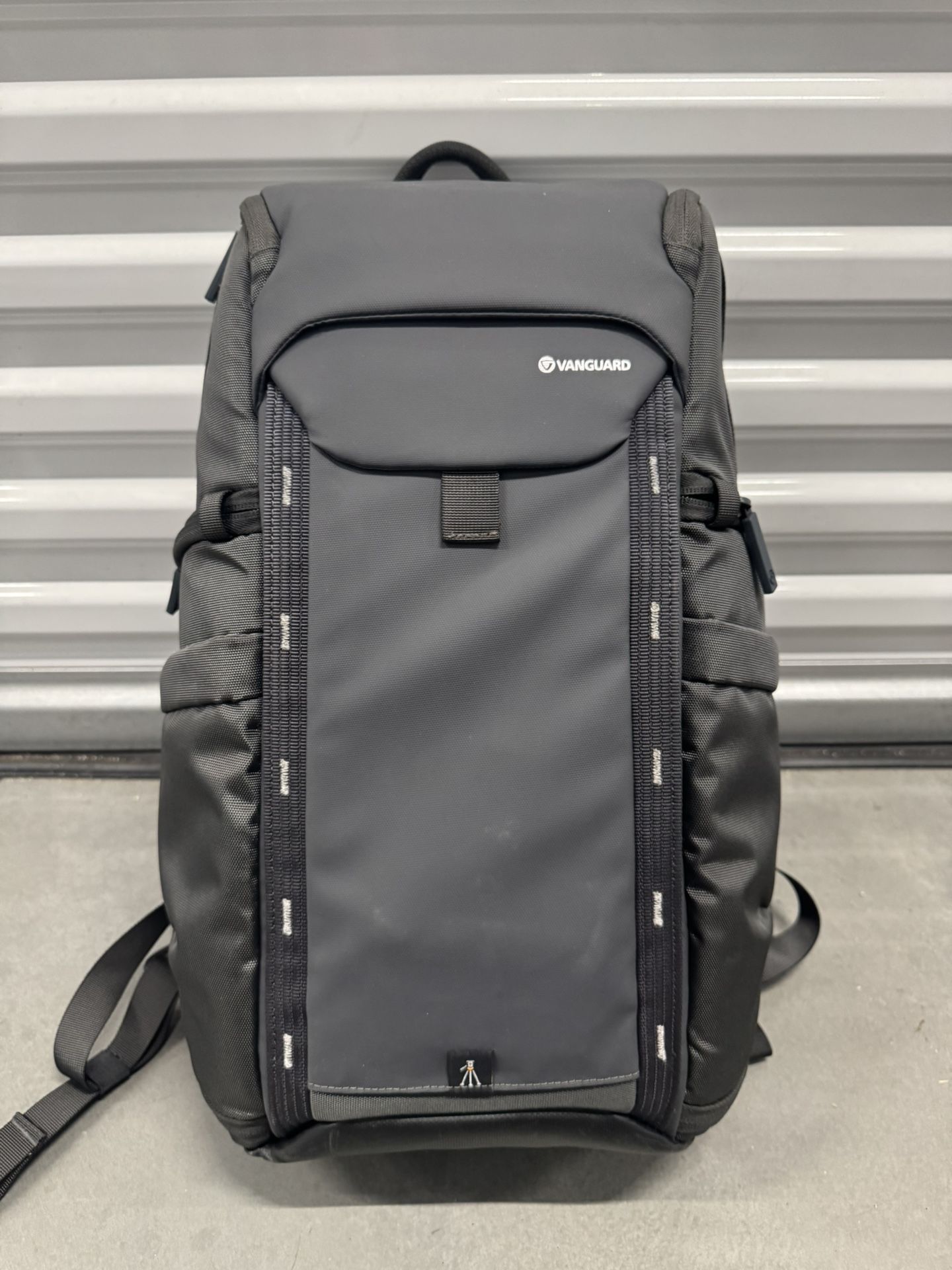 Like New VANGUARD VEO Adaptor R48 Camera Backpack, Black