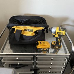 New Dewalt 1/4 Compact Drill 20v With 5.0 Battery And Bag