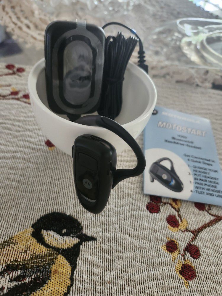 Universal Bluetooth Headset.
Works only compatible Bluetooth 
Nokia, Motorola, Sony, Samsung, LG.