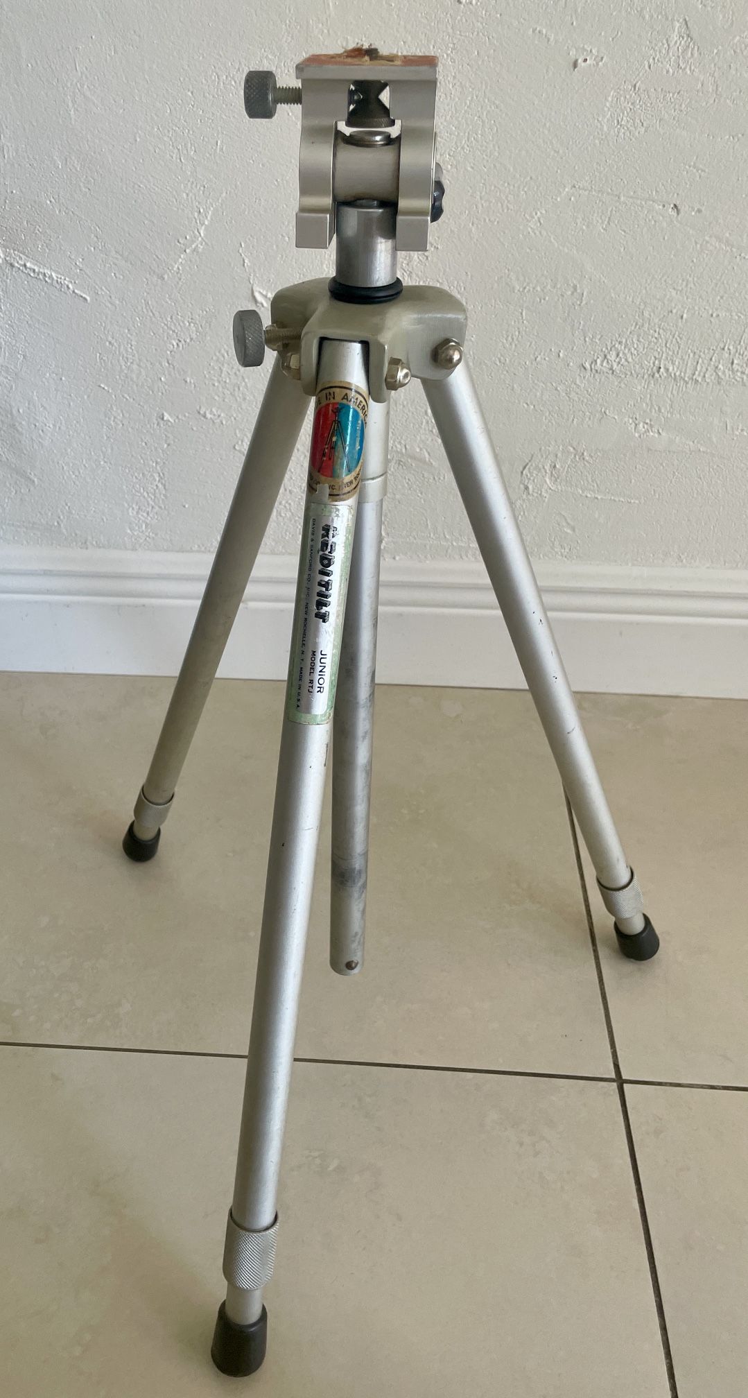 VINTAGE DAVIS AND SANFORD REDI-TILT PROFESSIONAL ALUMINUM TRIPOD