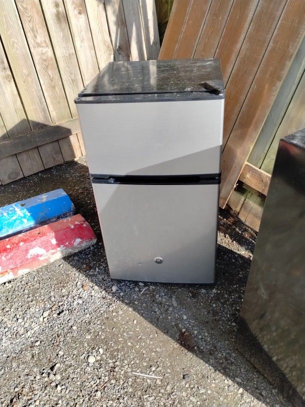 General Electric Mini Fridge for Sale in Lynnwood, WA OfferUp
