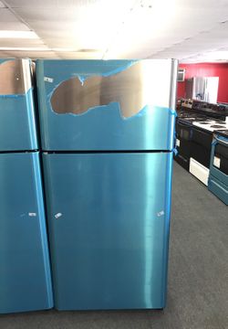 New scratch and dent Frigidaire 18 ft.³ top mount refrigerator stainless steel one year warranty