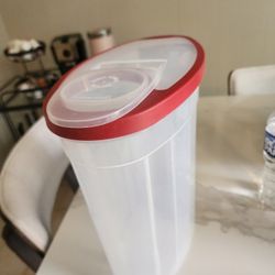 Rubbermaid Storage Box