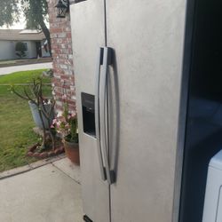 Amana Refrigerator, Ice and Water Dispenses