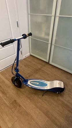 Electric scooter with removable seat
