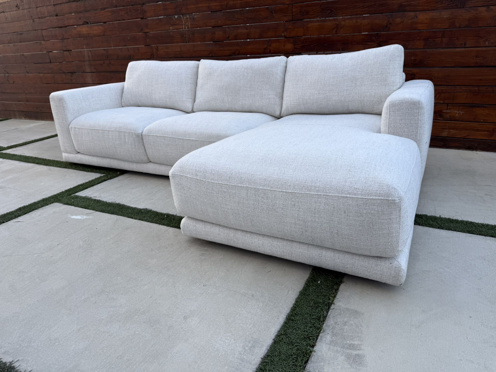 Dreanna 114” Right Facing Chaise Sofa
