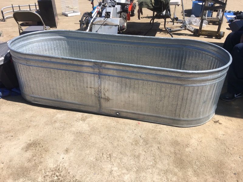 150 Gallon Rubbermaid Stock Tank for Sale in Lincoln Park, MI - OfferUp