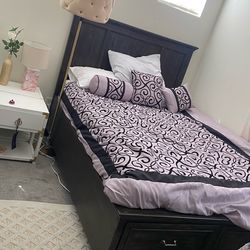 Full size bed 🛏️ complete mattress frame ( only missing 4 screws )
