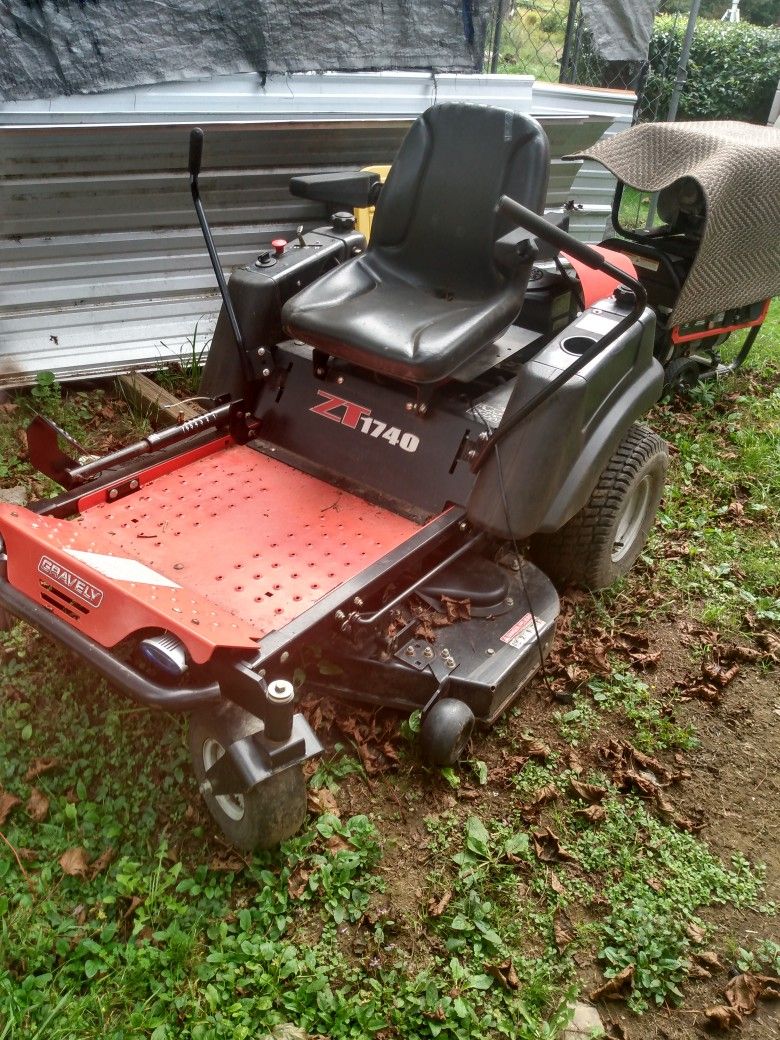 Real Nice Low Hrs Zt1740 Gravely Zero Turn Mower