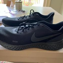New. NIKE Size 13 Running Shoes