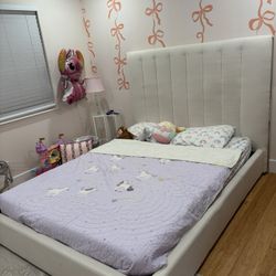 Queen Bed- Contemporary Style