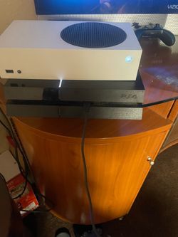 PS4 with controller everything works