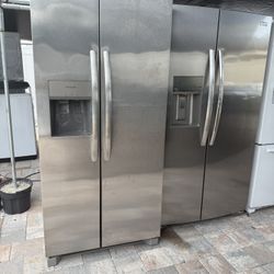 Side By Side With Ice Maker And Water Dispensing In The Door