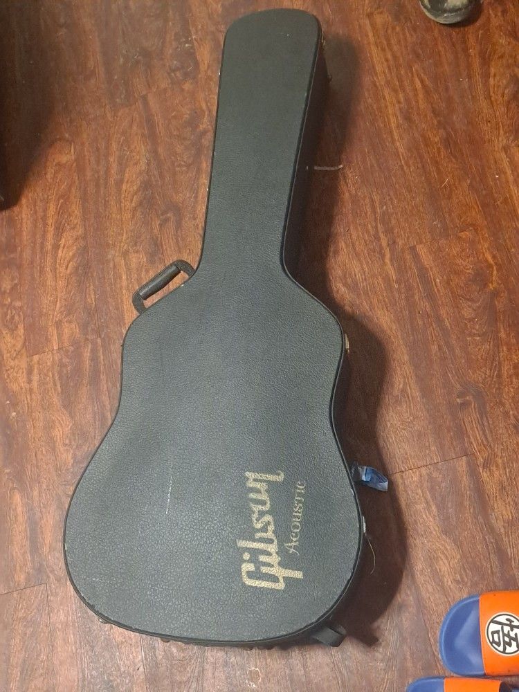 Guitar Case: Gibson Acoustic