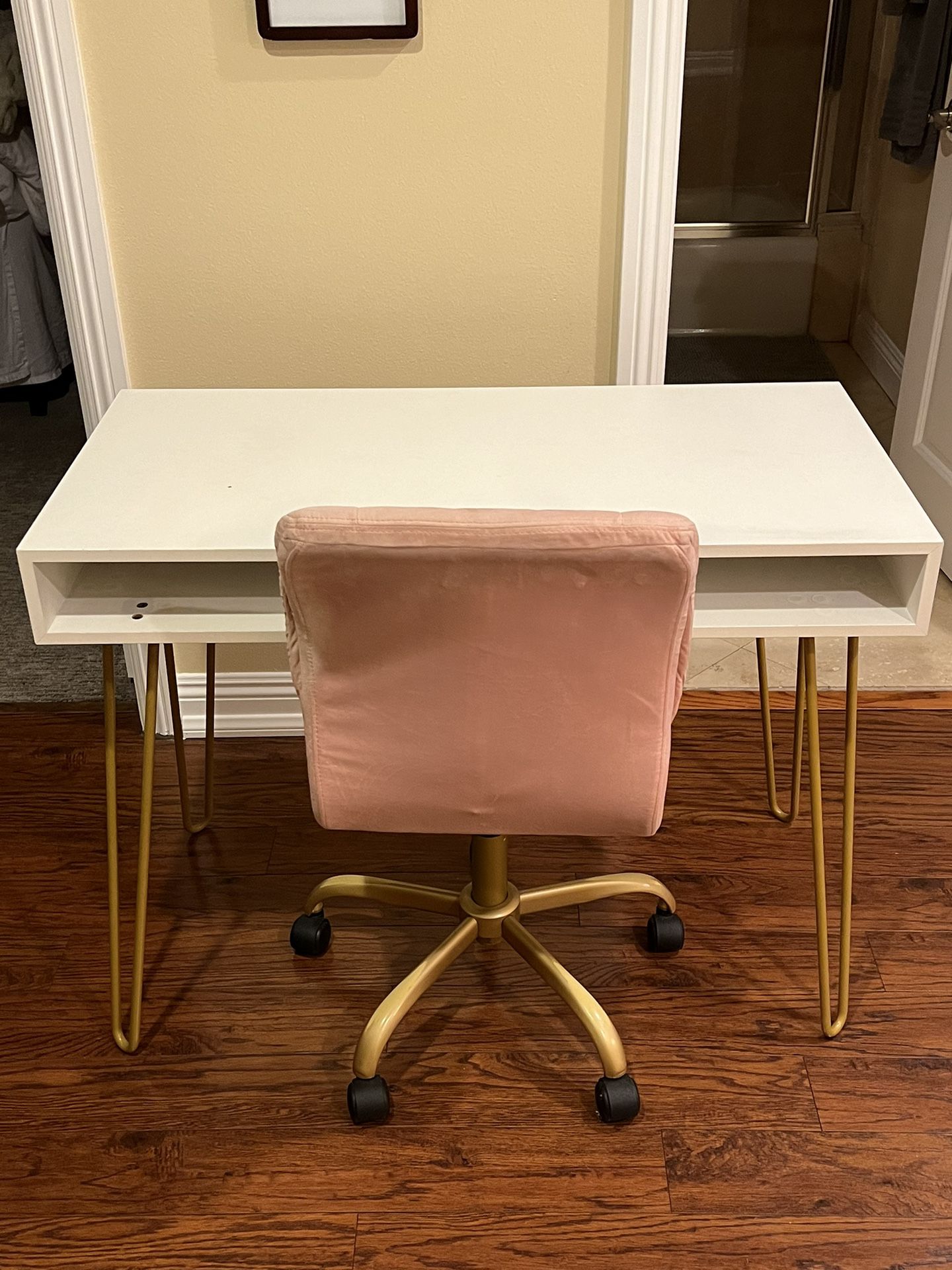 Target White Desk And Pink Velvet Chair 