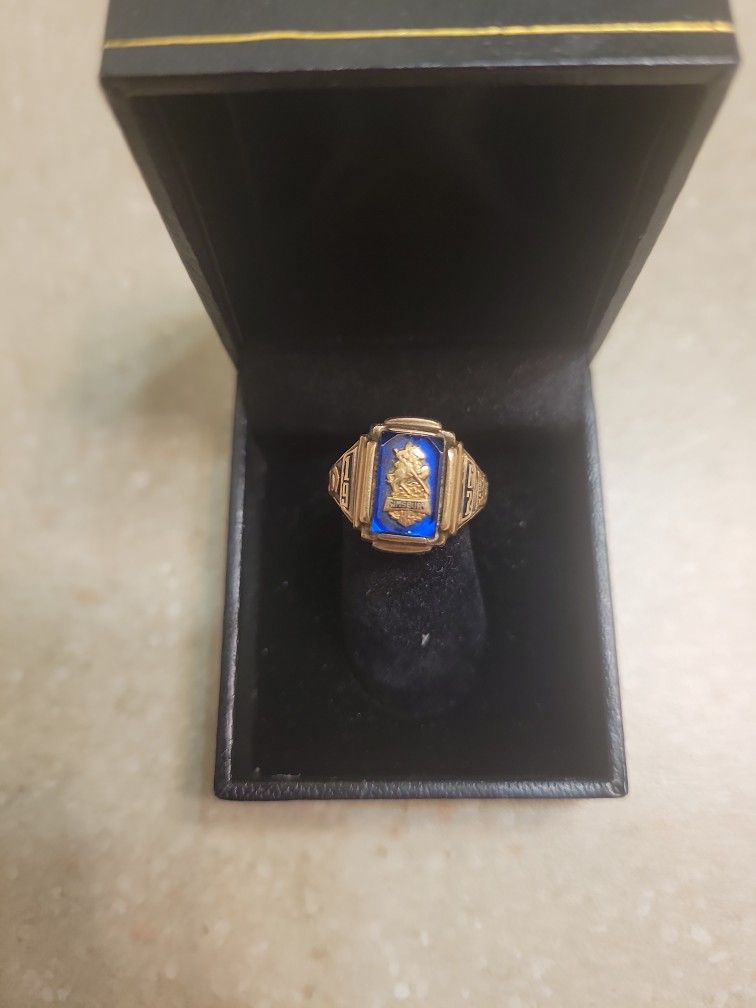 10 K Gold Class Ring. Weight Is 5.5 Grams