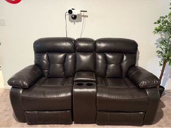 Dual Reclining Loveseat with Center Console & Cup Holders