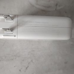 Apple 140WATT USB-C  POWER ADAPTER 