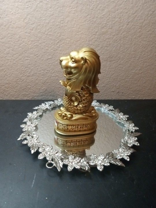 5" Merlion mascot of Singapore Gold Tone Resin Figurine.
Merlion is a mythical figurine with lion head & mermaid body.