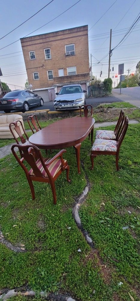 Beautiful Oval Table With 6 Beautiful Chairs