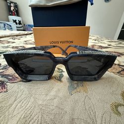 Auth LV MILLIONAIRE EASTER  FIT  GREY MARBLE-  used