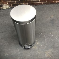 Very Good Condition Trash Can 