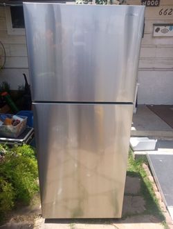 Refrigerator marca Samsung está nuevo solo se usó un  par de meses está en exelente estado