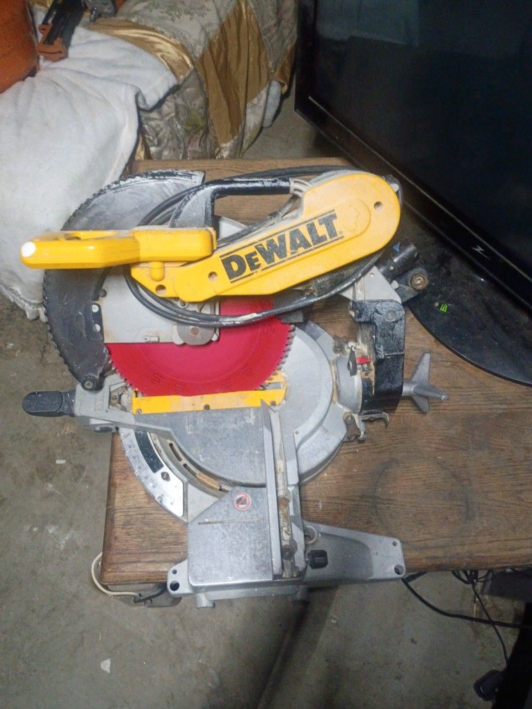 Model DW716 12 Inch Dual Bevel Corded 15 Amp Miter Saw