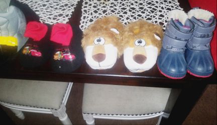 Toddler Boot and slipper lot willing to negioate