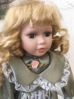4 ceramic dolls