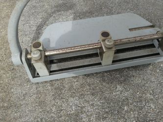 Heavy duty adjustable hole puncher