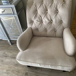 vendo sofa de terciopelo$60  jarron  des pejo $25  repisa $15  jarron de porselana$30    bote con trapiador $15