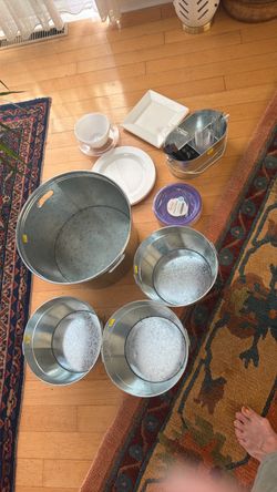 Picnic party items & plastic ware