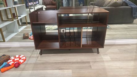 Console for a turntable and albums
