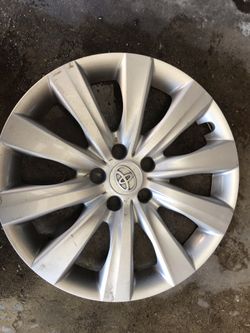 1 Toyota hubcap 16 inch rim good condition
