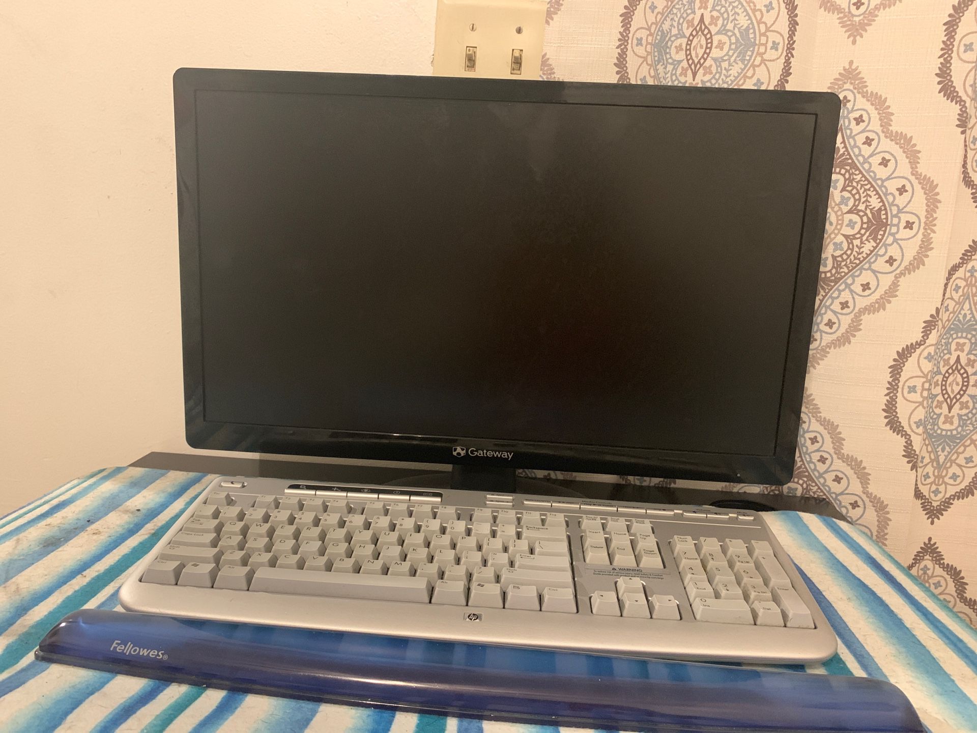 Computer with screen and keyboard