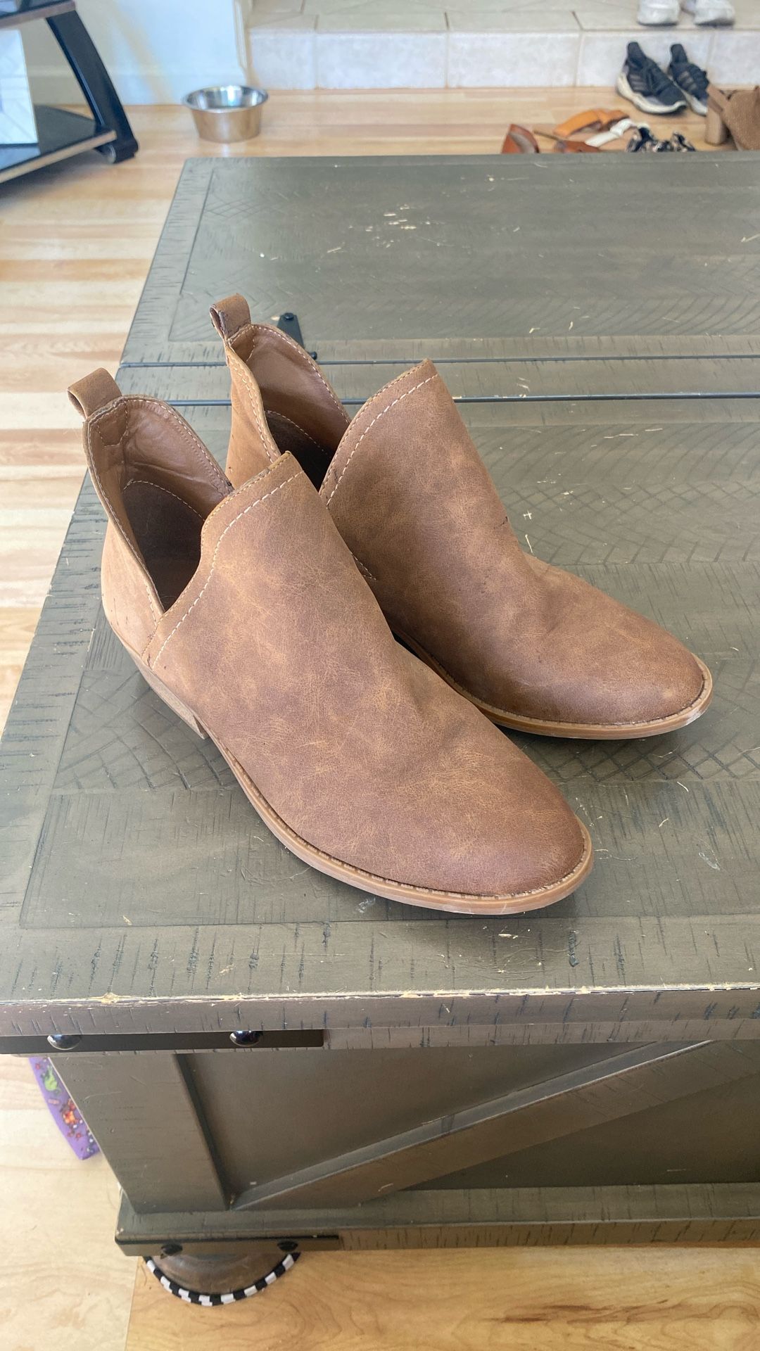 Universal Thread Short Boots