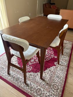 Dining table & chairs with rug