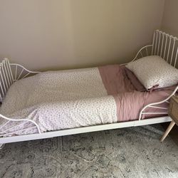Twin size bed 