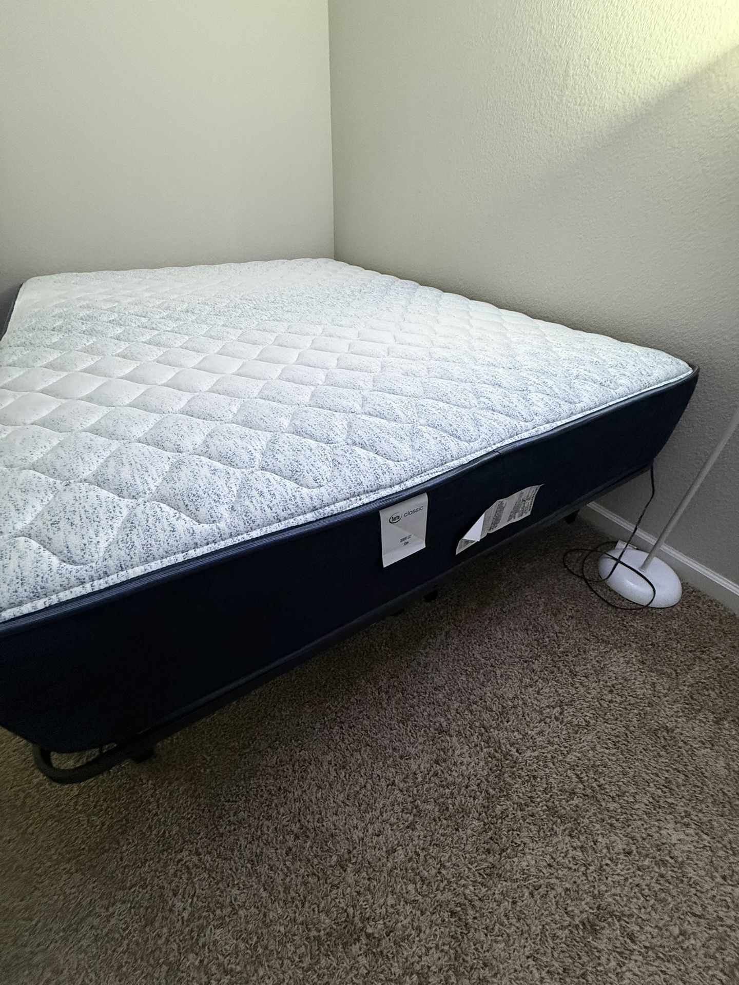 Queen Size Bed Serta Classic & Frame