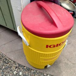 Igloo Cooler / Ice Chest With Drink Spout