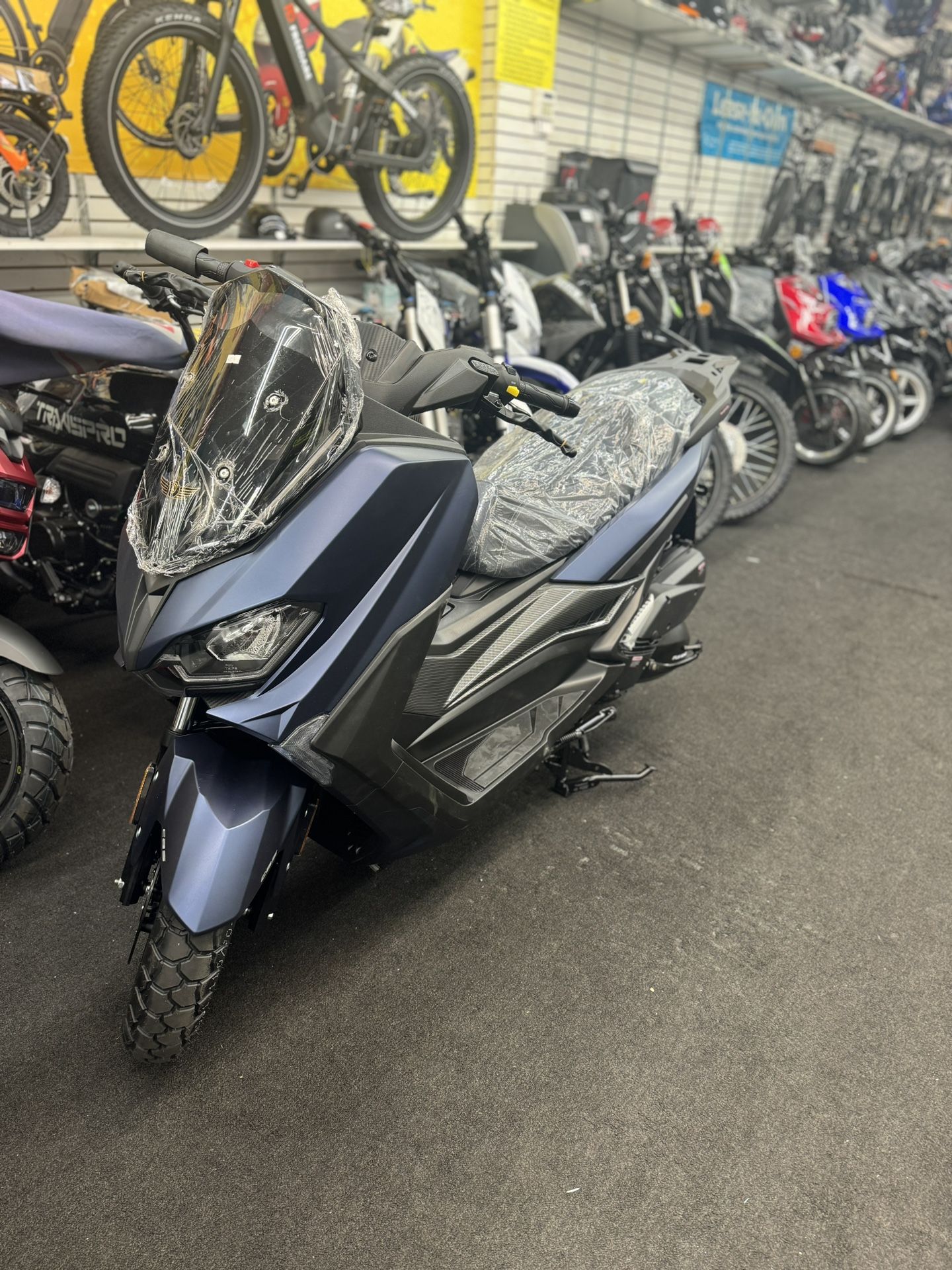 Brand New Fly Wing Qmax 200cc Gas Scooter