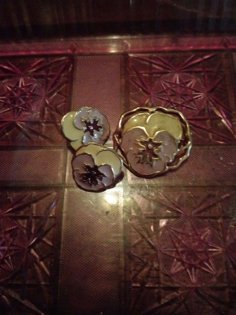 Vintage Matching Brooch And Earrings For Sale.