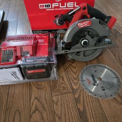M18 FUEL 18V Lith-Ion Brushless Cordless 6-1/2 in. Circular Saw +battery and charger